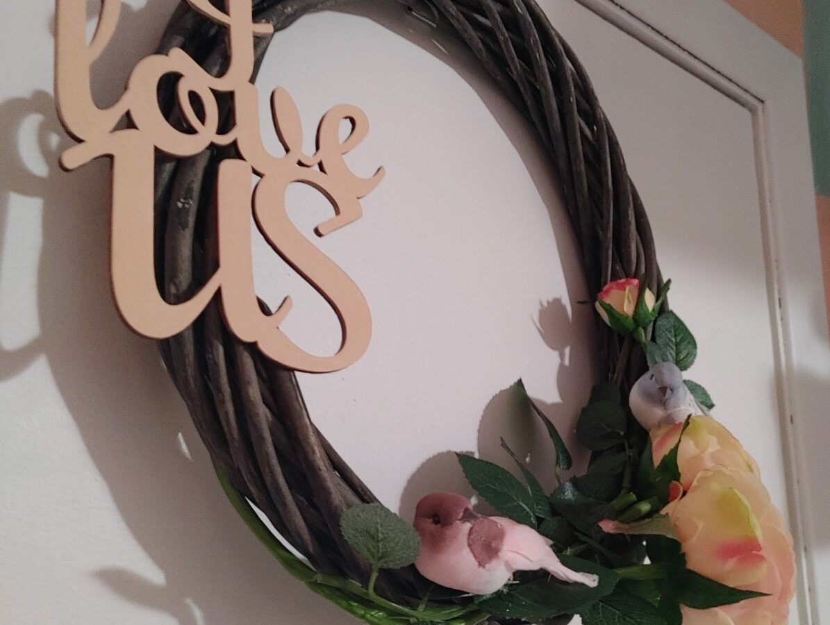 How To Make a Simple Yet Elegant Valentine’s Day Wreath